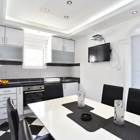 Διαμέρισμα Modern Black&white Ποντγορίτσα