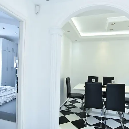 Modern Black&white Ποντγορίτσα